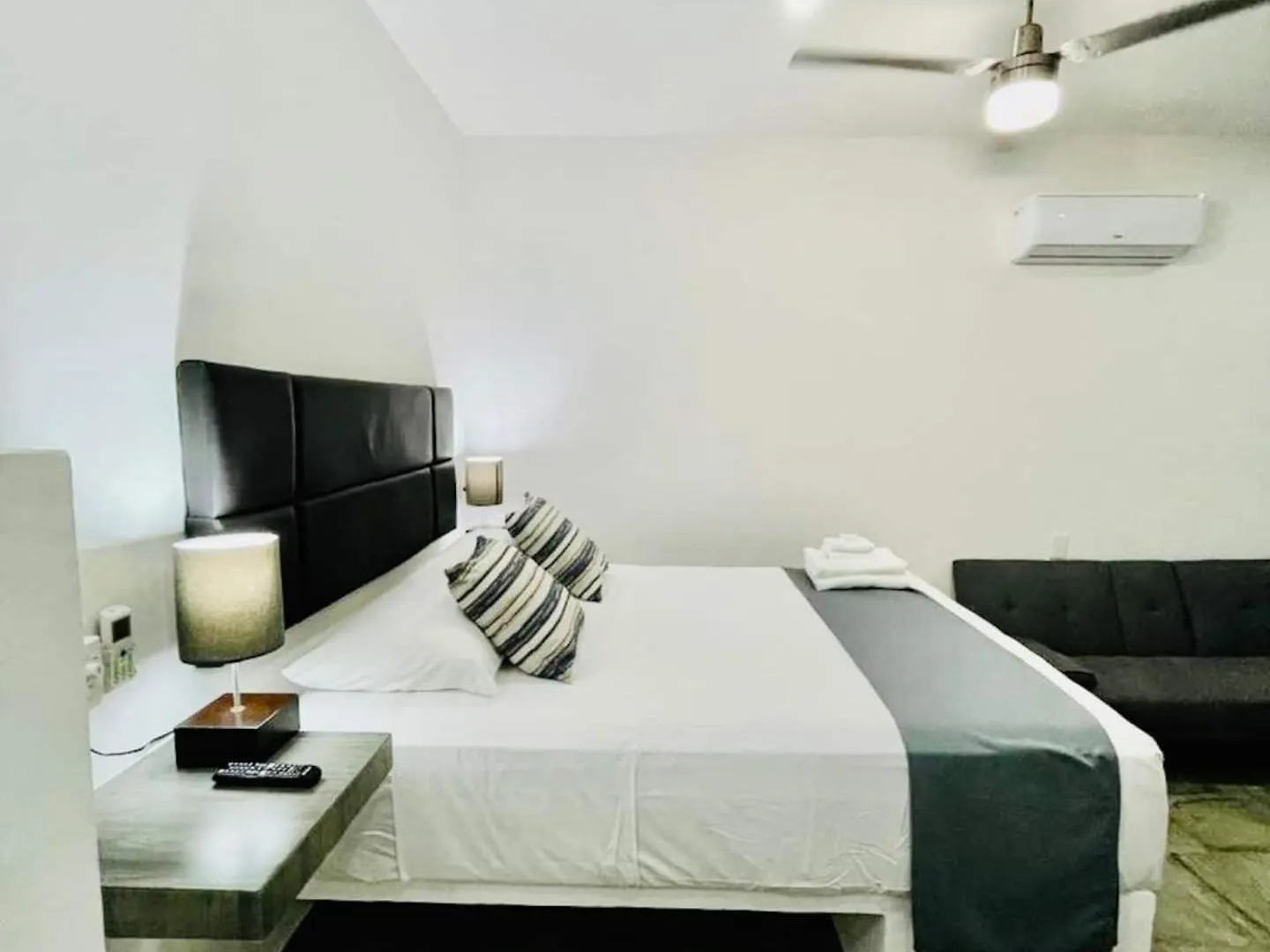 Lavish Studio Wpatio #2 Isla Mujeres Downtown