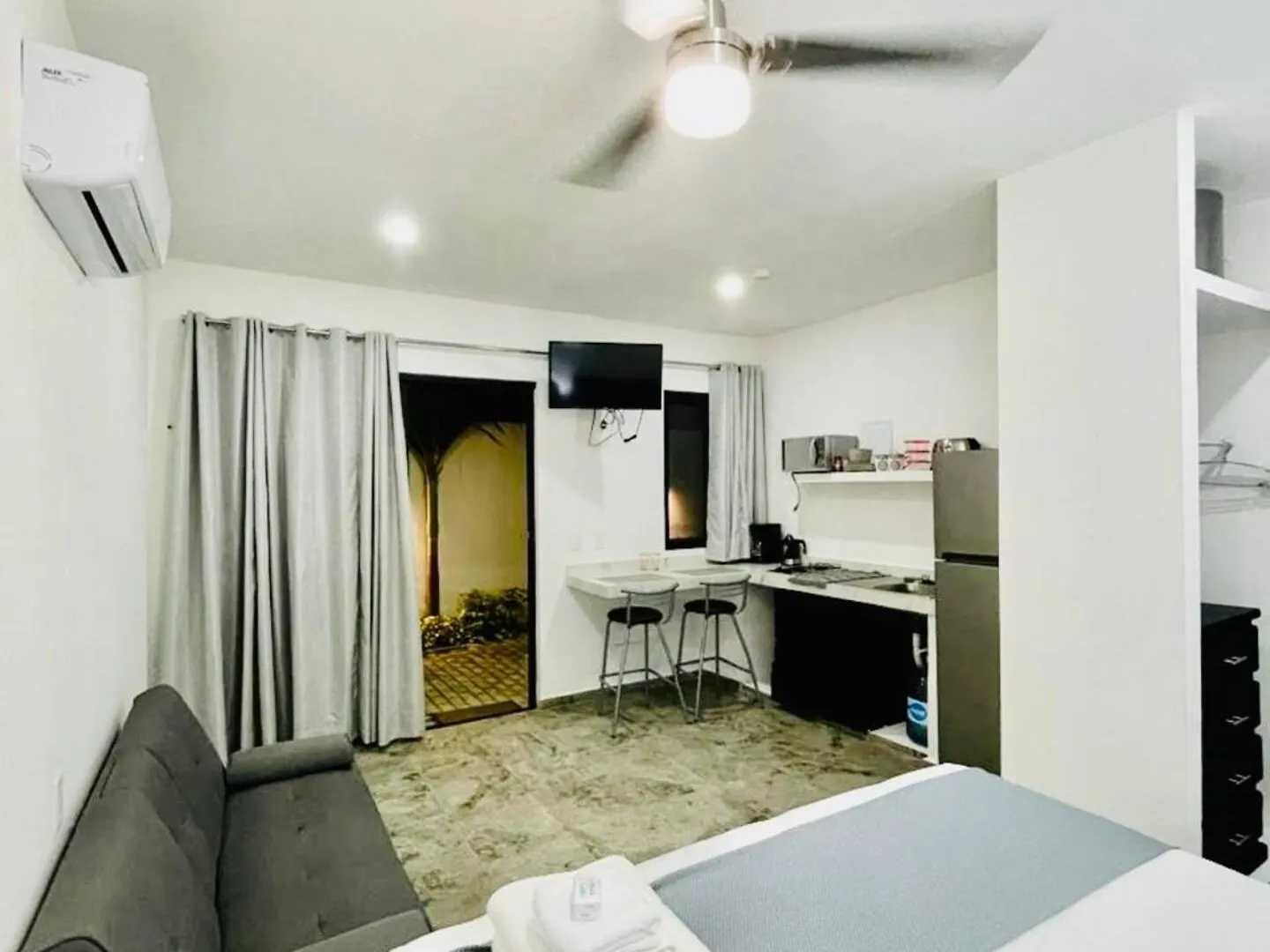 Lavish Studio Wpatio #2 Isla Mujeres Downtown Mexico